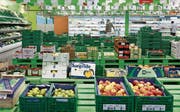 Die Gemüse- und Früchteabteilung im Cash & Carry Angehrn. (Bild: Alessandro Della Bella/Keystone)