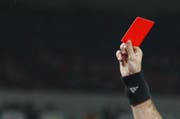 Ein Schiedsrichter verteilt die rote Karte. (Symbolbild) (Bild: Philipp Schmidli)