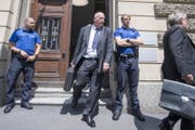 Kripo-Chef Daniel Bussmann verlässt am Montagmittag das Gerichtsgebäude. (Bild: Pius Amrein (19. Juni 2017))