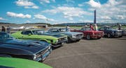 Ford Mustangs in Reih und Glied. Bisher fanden die Treffen des Mustang Club of Switzerland auf dem Flugplatz Birrfeld statt. Das sechste Treffen morgen Samstag wird erstmals auf dem Zuger Stierenmarktareal durchgeführt. (Bild: PD)
