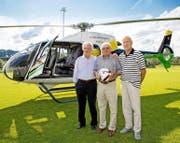 Spektakulär: Die Gründungsmitglieder Alois Wermelinger, Georg Schertl und Walter Kreienbühl (von links nach rechts) brachten gestern den Matchball per Helikopter nach Nebikon. (Bild Philipp Schmidli)