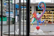 Dreht sich seit 1999 munter um die eigene Achse: «Giraffalla». (Bild: Stefan Kaiser / Neue LZ)