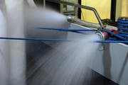Pumpen befördern die Wassermassen aus dem Schiffsrumpf. (Bild: Robert Bachmann (Kehrsiten, 8. Dezember 2017))
