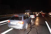Auf der Überholspur prallten mehrere Autos ineinander. (Bild: Zuger Polizei (Rotkreuz, 17. Januar 2018))