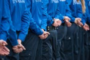 Nach Jahren des strammen Dienstes gibts etwa für die Luzerner Polizisten freilich einen dankbaren Händedruck, aber gegenwärtig kein Geschenk. (Symbolbild Dominik Wunderli (LZ) (Dominik Wunderli, Luzerner zeitung / Luzern, 11. Mai 2017)