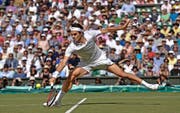 Roger Federer tänzelt im Halbfinal gegen Andy Murray über den Centre Court, schlägt wie in seinen besten Zeiten kühl in genau den richtigen Momenten zu. (Bild: AP/Toby Melville)