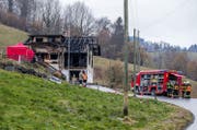 Die vermisste Person konnte von den Einsatzkräften nur noch tot geborgen werden. (Bild: Philipp Schmidli (Schachen, 11. Februar 2018))