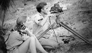 Jane Goodall mit ihrem späteren Mann, dem Dokumentarfilmer Hugo van Lawick. (Bild: Jane Goodall Institute)
