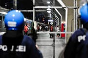Polizeieinsatz im Bahnhof Luzern zur Überwachung der Abfahrt eines Fan-Extrazuges. (Archivbild: Neue LZ)