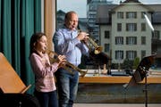 Eliane Grüter und Musikschullehrer Hanspeter Treichler während der Trompetenstunde. (Bild: Maria Schmid / ZZ)