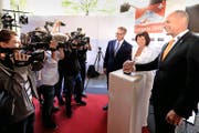 SBB-Chef Andreas Meyer (links), Verkehrsministerin Doris Leuthard und der Geschäftsleiter der Alptransit, Renzo Simoni, starteten im Juni den Countdown für die Eröffnung des neuen Bahntunnels. (Bild: Keystone/Urs Flüeler)