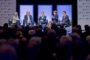 Diskutierten am Europa Forum in Luzern (von links): Sonja Hasler (Moderation), Eric Nussbaumer (Nationalrat SP), Pirmin Bischof (Ständerat CVP), Petra Gössi (Nationalrätin und FDP-Präsidentin) und Roger Köppel (Nationalrat SVP). (Bild: Pius Amrein)