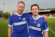 Aus dem Meistermannschaft 1989 und hier 2009 beim «Legendenspiel» gegen Aarau: Spielmacher Jürgen Mohr, links, und Weitschuss-Spezialist Sigi Gretarsson auf der Luzerner Allmend. (Bild: Philipp Schmidli (Luzern, 2.5.2009))