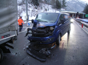 Lieferwagen kollidiert mit Sattelschlepper in Göschenen auf A2. (Bild: PD)