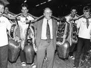 Beitrittsgegner Christoph Blocher im November 1992 an einem Umzug mit Treicheln. (Bild: Keystone)