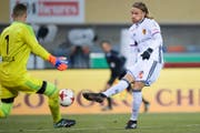 Le defenseur balois Michael Lang, droite, marque le 0:3 face au gardien lausannois Thomas Castella, gauche, lors de la rencontre de football de Super League entre le FC Lausanne-Sport, LS, et le FC Basel 1893 ce samedi 2 decembre 2017 au stade Olympique de la Pontaise a Lausanne. (KEYSTONE/Jean-Christophe Bott) (Bild: Jean-Christophe Bott / Keystone (Lausanne, 2. Dezember 2017))