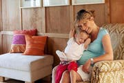 Silvia Omlin mit Tochter Anouk. Sohn Jori ist mittlerweile auch auf der Welt und wohnt mit Eltern und Schwester im ehemaligen Schulhaus von Oberwilen. (Bild: PD/Sibylle Kathriner)