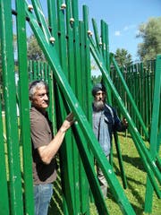 Die Künstler Damian Meyer (links) und Mukta Gonzalez präsentierten gestern ihr Pendel-Labyrinth auf der Bühlermatte beim Verkehrshaus. (Bild Yves Portmann)