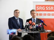 Die Spitze der SRG kündigt nach dem Nein zur No-Billag-Initiative Sparmassnahmen an. Im Bild SRG-Generaldirektor Gilles Marchand (rechts) und SRG-Präsident Jean-Michel Cina. (Archivbild) (Bild: KEYSTONE/ANTHONY ANEX)