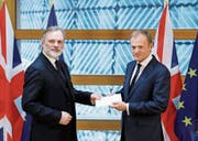 Der britische EU-Botschafter Sir Tim Barrow (links) übergibt das Austrittsschreiben an Ratspräsident Donald Tusk. (Bild: Yves Herman/EPA (Brüssel, 29. März 2017))