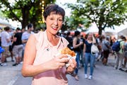 Autorin Astrid Longariello geniesst einen Burger. (Bild: Neue LZ / Philipp Schmidli)
