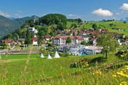 Neu soll jeder Gast bei einer entgeltlichen Übernachtung eine Kurtaxe zahlen. Auf dem Bild: Blick auf Morschach. (Bild PD)