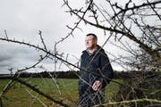 Andreas Georg auf dem Areal bei Niederwil in Cham, wo eine Kiesgrube geplant ist. (Bild: Stefan Kaiser (23. Dezember 2017))