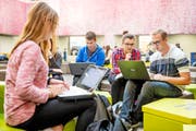 Studenten an der Universität Luzern.Bild: Philipp Schmidli (Luzern, 3. Oktober 2016)