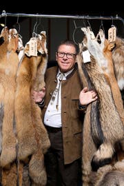 Inmitten von Fuchsfellen: Peter Küenzi (57), neuer Präsident des Verbandes Revier Jagd Luzern. (Bild Dominik Wunderli)