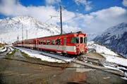 Auf den Trassen der Matterhorn-Gotthard-Bahn wird saniert. (Bild: Corinne Glanzmann)