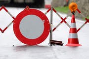 Die Strasse zwischen Stansstad und Kehrsiten bleibt nach einem Steinschlag gesperrt (Symbolbild). (Bild: Neue LZ)