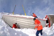 Mit zwei Pneukrans werden die Waggons geborgen. (Bild: Urs Hanhart)