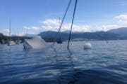 Schönstes Wetter - und ein Segelschiff taucht unter. (Bild: Leserbild M. S., Luzern)