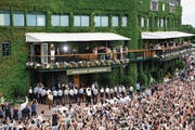 Präsentiert seinen Fans zum achten Mal den Wimbledon-Pokal: Roger Federer (oben links). (Bild: David Ramos/Getty (Wimbledon, 16. Juli 2017))