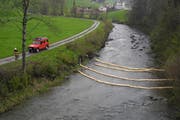 Die Feuerwehren mussten mehrere Ölsperren errichten. (Bild Kantonspolizei Schwyz)