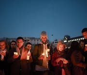 Auf dem Trafalgar Square in London gedenken Menschen mit Kerzen der Opfer des Anschlags von Westminster. (Bild: Carl Court/Getty (London, 23. März 2017))