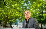 Am Tag nach der Wahl: Beat Züsli, der neue und erste Luzerner SP-Stadtpräsident, gestern beim Interviewtermin am Helvetiaplatz. (Bild Philipp Schmidli)