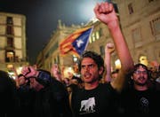 Während Separatisten in Barcelona die Unabhängigkeitserklärung feiern, leitet Madrid bereits erste Schritte ein. (Bild: Jon Nazca/Reuters (Barcelona, 27. Oktober 2017))