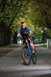 Philomena Scheiwiller mit ihrem Mountainbike am Alpenquai. Bild: Nadia Schärli (Luzern, 14. Oktober 2016)