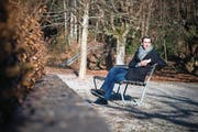 «Es braucht Momente der Besinnung, um das innere Gärtli wieder etwas zu ordnen»: Yves Bossart bei der Bergstation der Seilbahn Rigiblick in Zürich. (Bild: Roger Grütter (29. Dezember 2016))