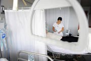 Immer öfter ein Thema bei der Patientenstelle Zentralschweiz: Die Beziehung zwischen Patienten und medizinischen Institutionen. Im Bild: Eine Pflegefachfrau injiziert am Luzerner Kantonsspital einer Patientin ein Medikament. (Archivbild Pius Amrein)