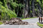 Ein Teil des Gerölls landete auf der Hauptstrasse. (Bild: Keystone / Alexandra Wey)