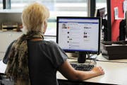 Internetnutzerin: Der private Internetgebrauch während der Arbeitszeit von Verwaltungsangestellten wird in jedem Kanton anders geregelt. (Symbolbild Maria Schmid)