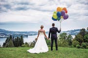 Ein Hochzeitspaar beim Schloss Meggenhorn. (Bild: Roger Grütter (Meggen, August 2016))