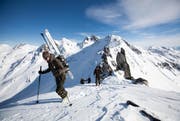 Gebirgsspezialisten der Schweizer Armee und internationale Teilnehmer des Programms "Partnership for Peace" auf einer Skitour vom Gemsstock über den Glöggliturm auf den Gotthard. (Bild: Manuela Jans / Neue LZ)