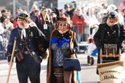 Kulturfasnächtler beleben auch die Umzüge, wie hier drei Fasnächtler der Gruppen Hosianna, Obscuratio und Utopia am letztjährigen Emmer Umzug. (Bild Eveline Bachmann/Neue LZ)