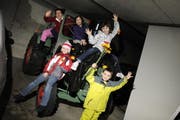 Bei Chnöpfli- Fasnacht dabei: Maria Dolores Wespi-Wanner (ganz hinten), Mara Baumbach (rot weiss grau), Lara Karatas (violett), Lorena Wespi (weiss) und Ruben Wespi (gelb grün vorne). (Bild Dominik Hodel/Neue ZZ)