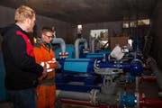 Projektleiter Tobias Gisler gibt Instruktionen beim Anschluss der Pumpen. (Bild PD)