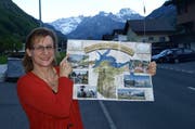Erna Blättler, Geschäftsführerin von Nidwalden Tourismus (NWT) zeigt den neuesten Faltprospekt mit den 44 Bergbahnen. (Bild: Kurt Liembd / Neue NZ)