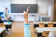 Die Integrierte Sekundarschule gewährleistet die nahtlose Fortführung der Schulmodelle auf Kindergarten- und Primarschulstufe. (Symbolbild Keystone)